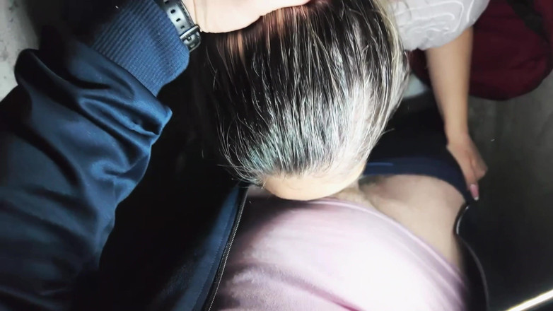 Alex e Bianca: Hàng xóm của tôi nhẫn chuông cửa và yêu cầu...