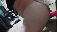 Shane Elliott: Bubble Butt Twink jezdí na velké hračce