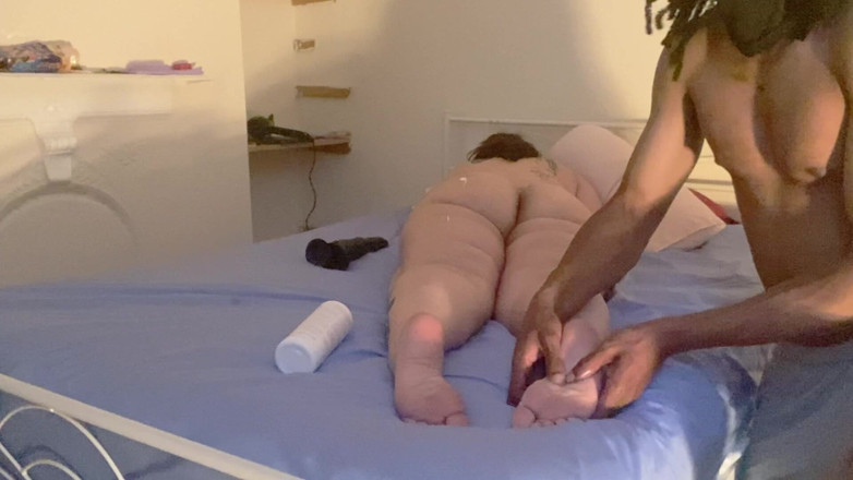 Daddykane: Mamă sexy incitantă are parte de un masaj cu ulei în...