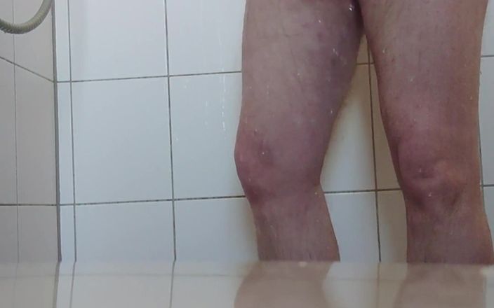 Carmen_Nylonjunge: 早上在淋浴时撒尿