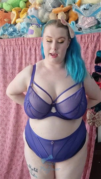 Vestido de látex y unboxing de lencería - chica sola
