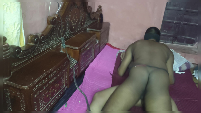 Nehatop123: Indische Bhabhi's hete borsten in Salwar-pak werden gezogen en rood...