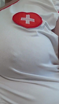 Le splendide grandi tette di un'infermiera davanti ai miei occhi in primo piano. Vecchie tette cadenti miLF.