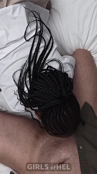 Kremowe creampie - ojczym pieprzy swoją wtyczkę tyłek nosząc pasierbicę
