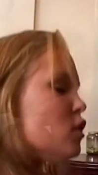 Si blonde berpantat besar adalah tuan di deepthroat zakar besarnya
