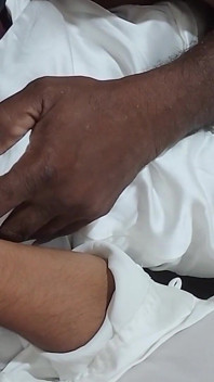 Padrastro, que estaba barriendo el jardín, me vio y acarició mi mano