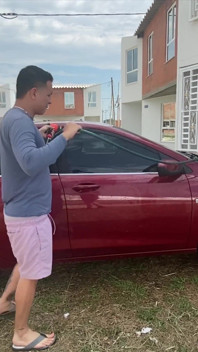 Mon voisin m’appelle pour laver sa voiture et m’a dit qu’il me paierait en se laissant lui casser le cul