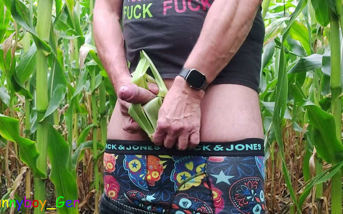 Funnyboy-Ger: Sexy Kerl Pisst Im Maisfeld, Wichst Seinen Dicken Schwanz, Macht...