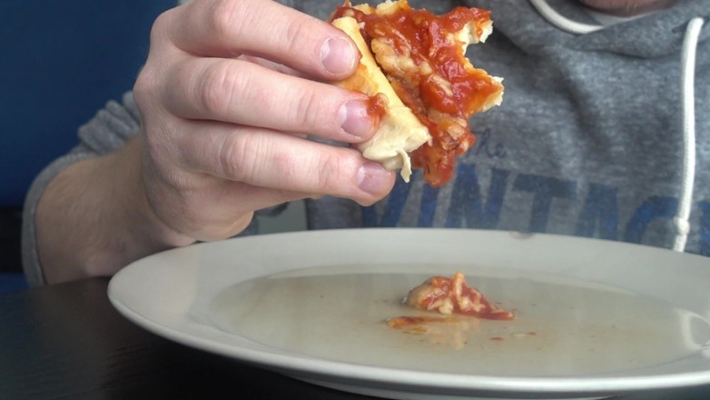 Food Pissplay: I Piss on a Pizza to Eat It