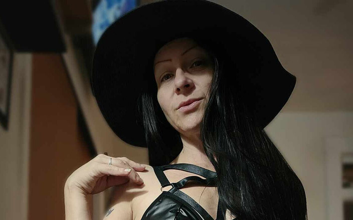 Raven Willow: Sledujte, jak tančím, sledujte, jak se každá část mě stává tekutinou.