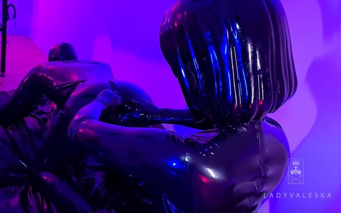 Lady Valeska: Kigurumi, în latex,