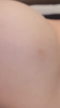 Trans pieprzy tyłek dildo, a potem ty pieprzysz faceta w tyłek i napełniasz go mlekiem