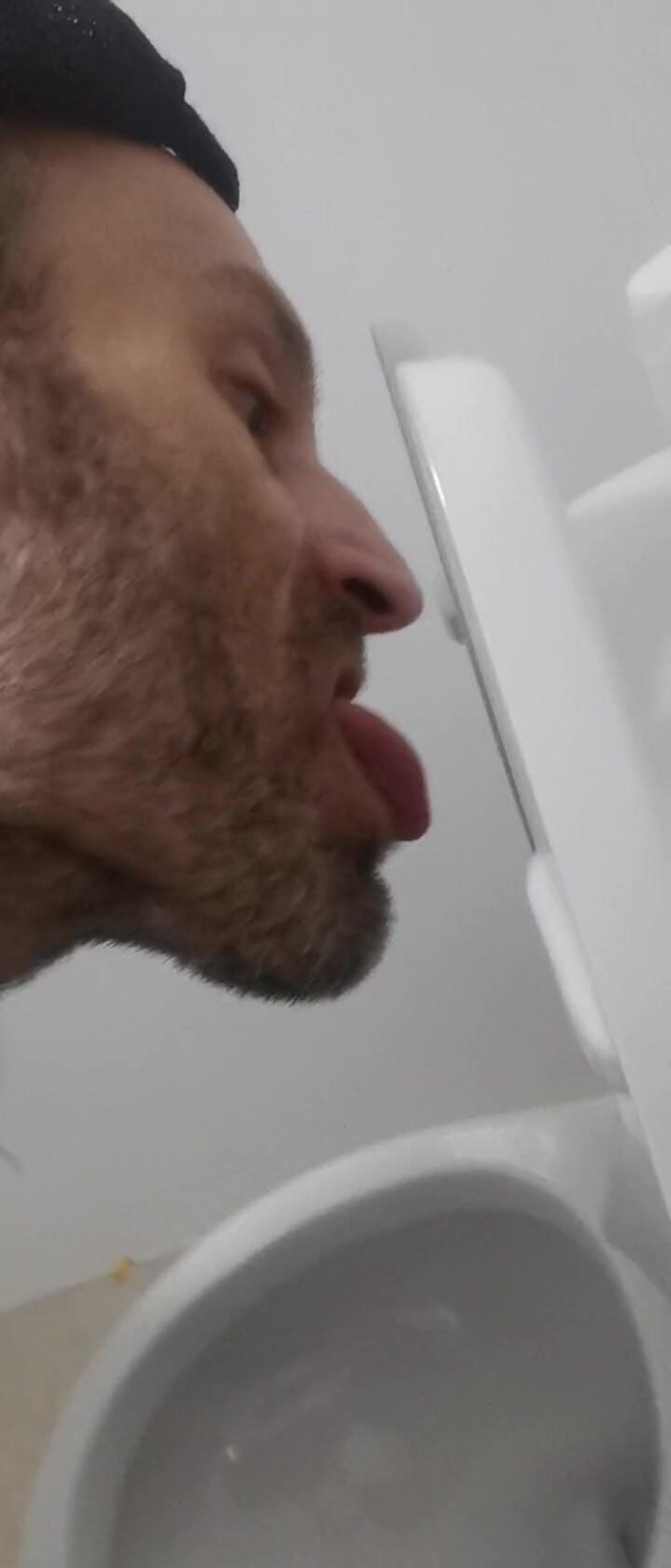 NeatGame458: Banheiro público masculino me deixa com tanta tesão