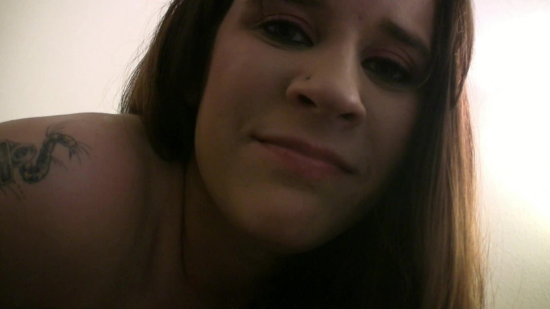 Tight little babes: Una troia teenager di 18 anni succhia un cazzo duro in...
