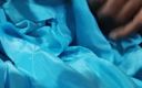 Satin and silky: Une bite se caresse avec une salwar soyeuse de satin...