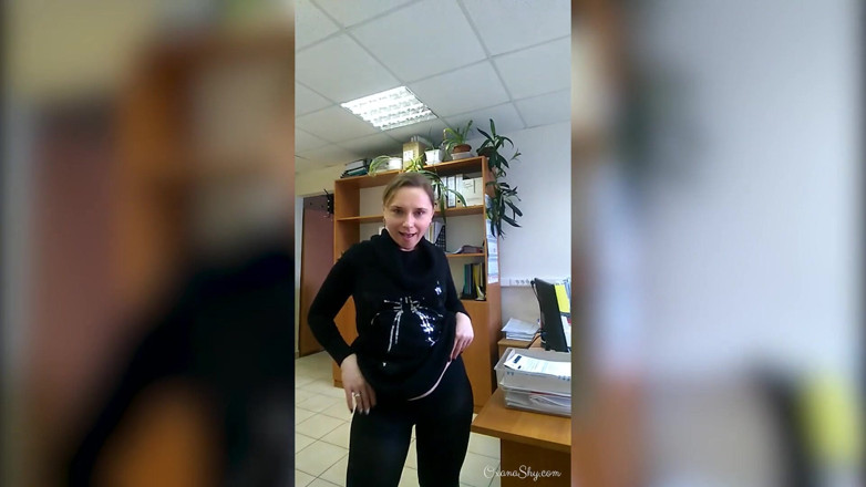 MILF Oxana: Secretary's flashing selfies in office