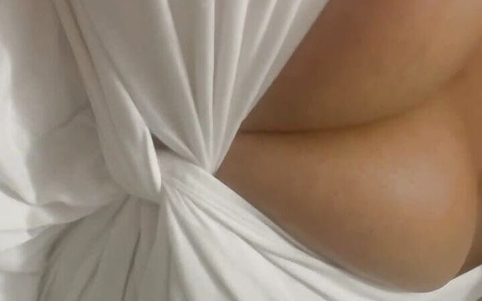 Veronikka Fierce: बड़े स्तन वाली सांवली चोदने लायक मम्मी आपके लिए पोशाक उछालती है