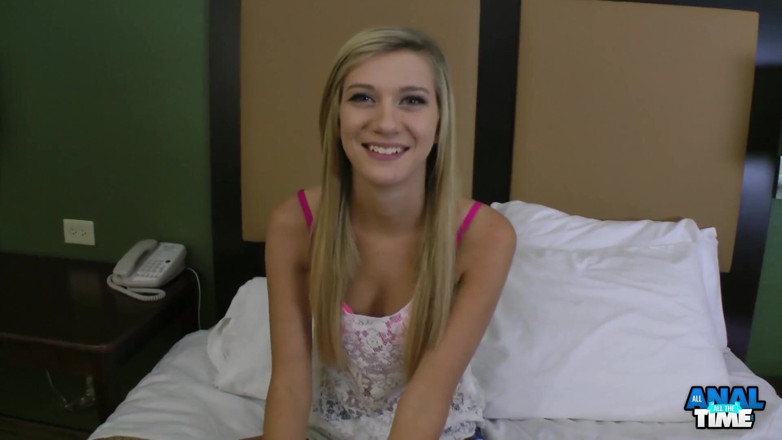 All Anal All the Time: 性感的金发女郎chloe Brooke的第一个肛交场景