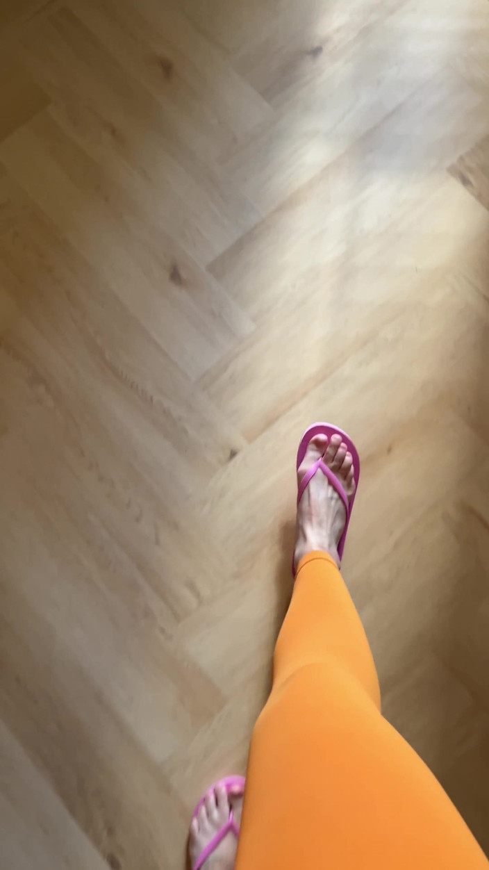Feet: मुझे गुलाबी फ्लिप-फ्लॉप में चलना पसंद है