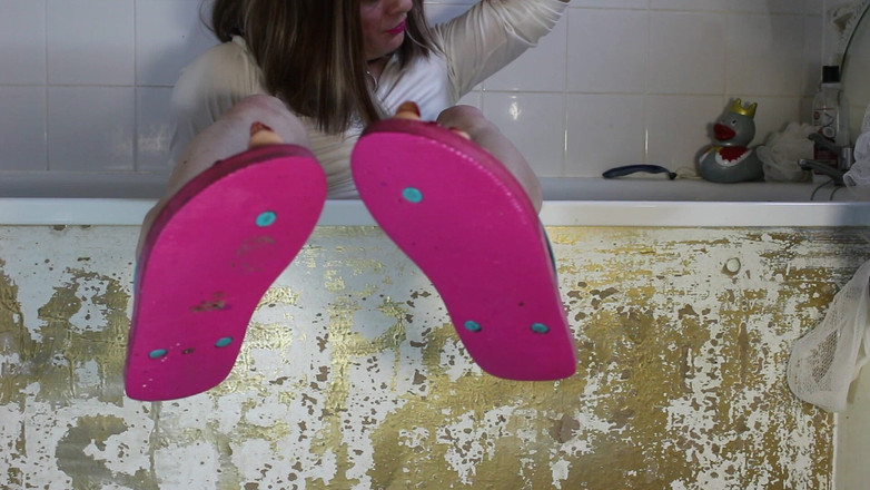 Lilly Disgrace: Geklede made wiebelt met haar tenen