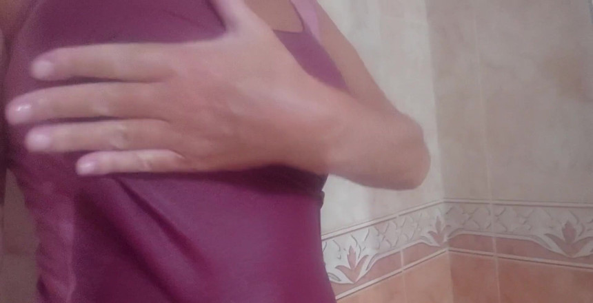 Natalie K: Mencurahkan air di atas kecil saya, memancut tetek saya dari...