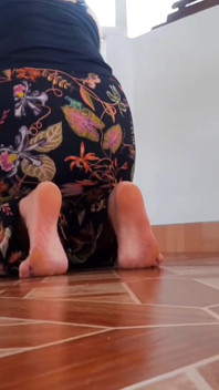 Amatör blond mogen fru fötter poserar och footjob