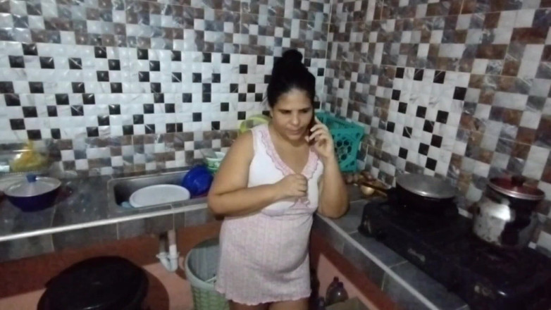 Adribella69: Bana yardım etmesi için komşumu çağırıyorum ve sonunda lezzetli yarağını sikiyorum...