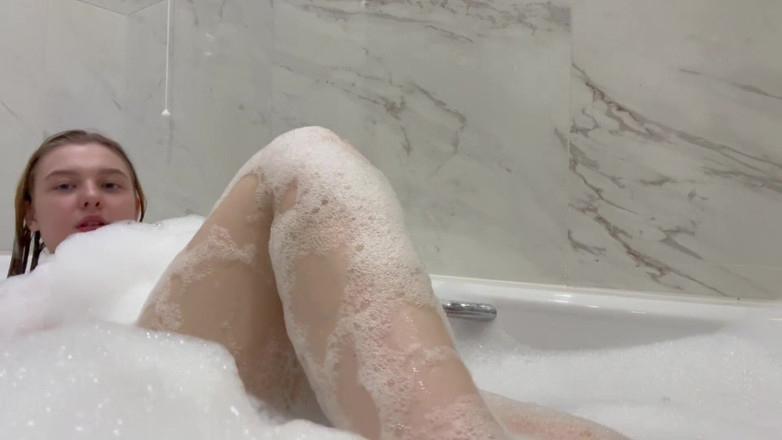 JuiceLussie: Schizzi e masturbazione in un bagno con un sacco di...