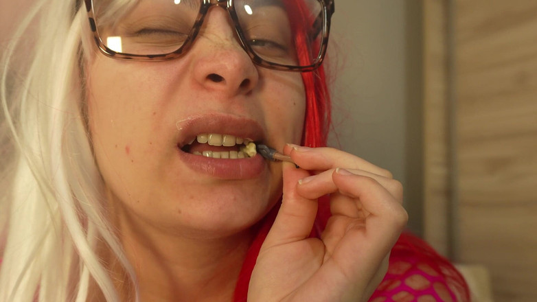 AmayaMori: La sorellastra gigantessa mastica una gomma e poi spompina la...