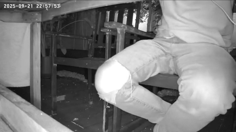 AmateurBoysPissing: Паренька застукали в ночном видении на писсинге себя сидящим за садовым столом (он полностью смачивает свои штаны) в любительском видео)