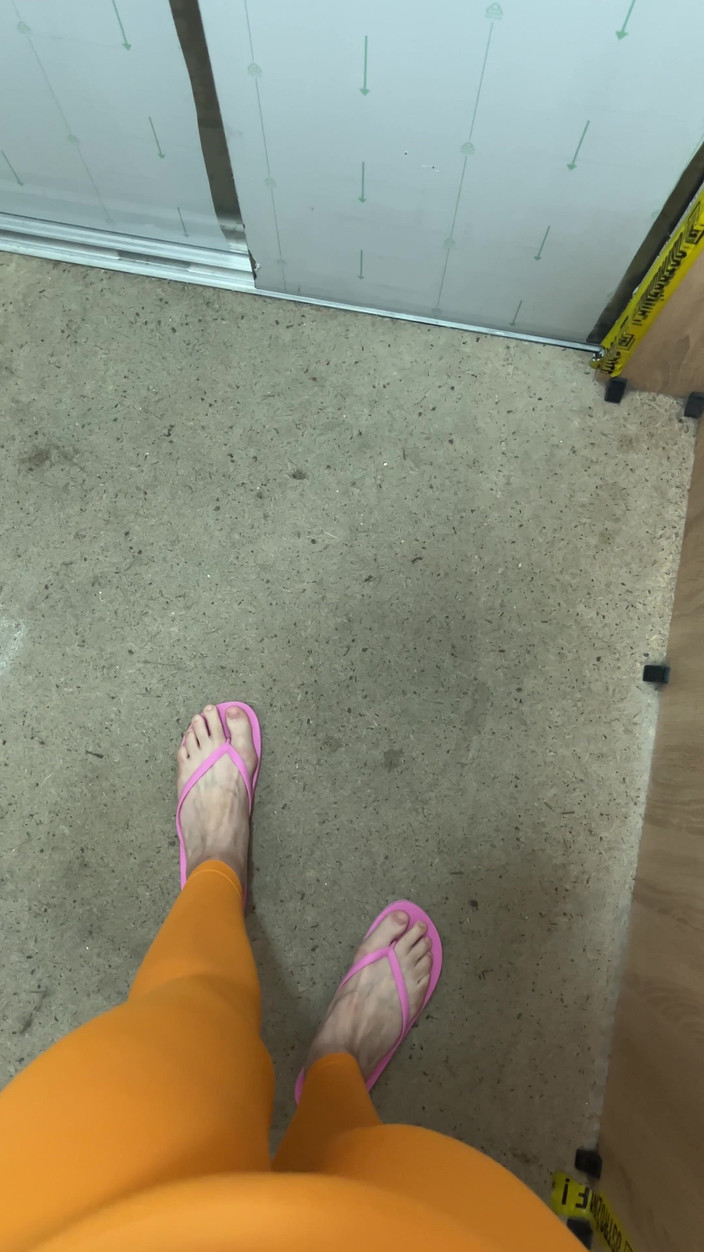 Feet: Ik Loop Graag Op Roze Slippers