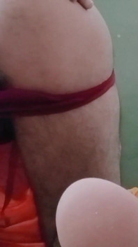 Indischer schwuler transvestit gaurisissy drückt ihre großen möpse und fingert in ihren sauber rasierten dicken arsch in roter sari