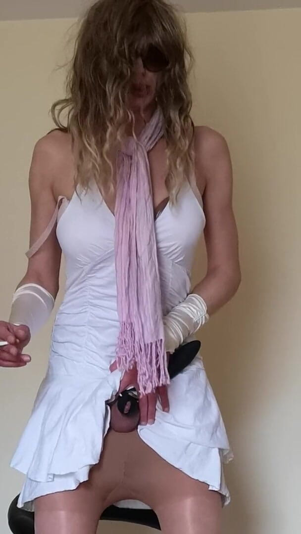 Wet Perversions In Nylons: Nosząc czystość i będąc napaloną częścią I