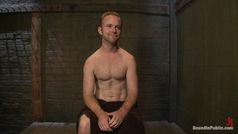 Bound in public: ホットなジムトレーナーがポルノショップで縛られ、集団でセックスされる