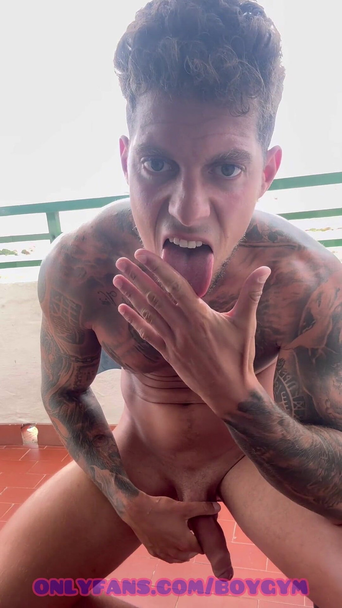 BoyGym: मेरी छत पर कमशूट के साथ जोखिम भरा लंड हिलाना