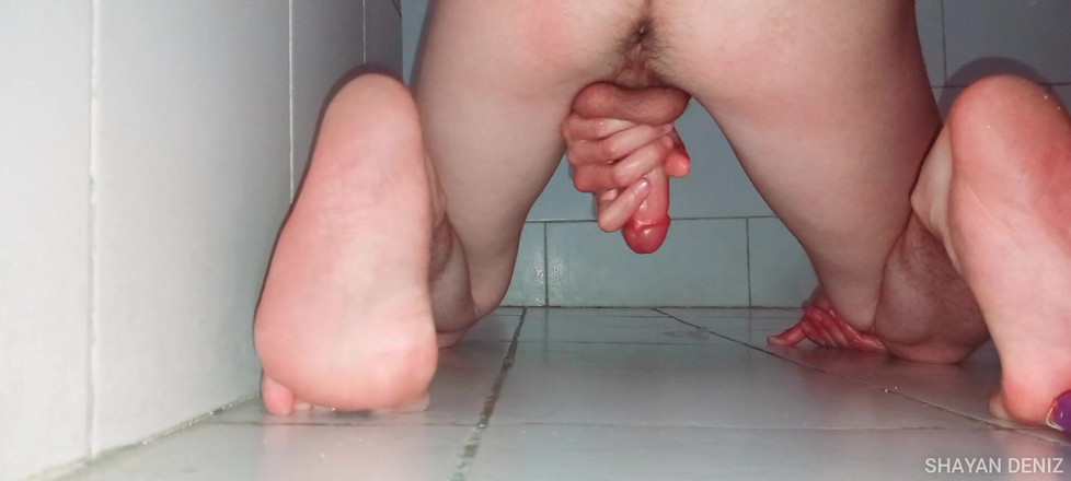 SHAYAN DENIZ: Shayan Deniz - Gece Geç Saatlerde Özel Banyo Gerçek Amatör Klibi Kaydediyor