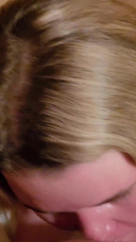 Am futut gura unei blonde sexy țâțoase în saună și am lovit-o cu o mătură