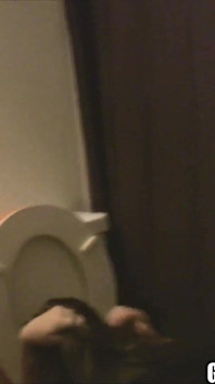 生病的婊子吮吸鸡巴并崇拜厕所