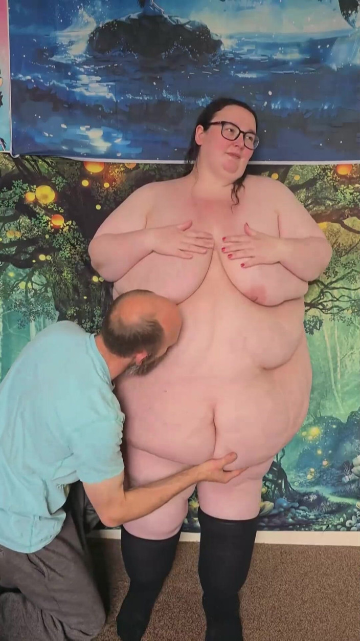 SSBBWLadyBrads: SSBBW spogliata e baciata pancia accarezzata
