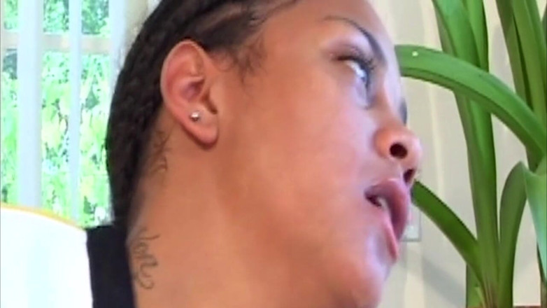 TRASHPORN: Ebony cheerleader suger och knullar BBC till explosiv ansiktsbehandling