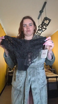 La mamma tettona prova la lingerie.