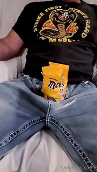 Bir çanta büyük yarak ve m&m