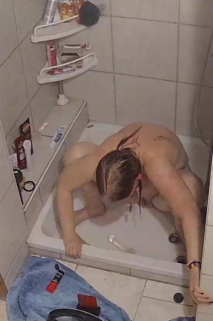 KittieNoOne: 샤워 중 딜도를 타고 있는 마누라를 포착한 캠