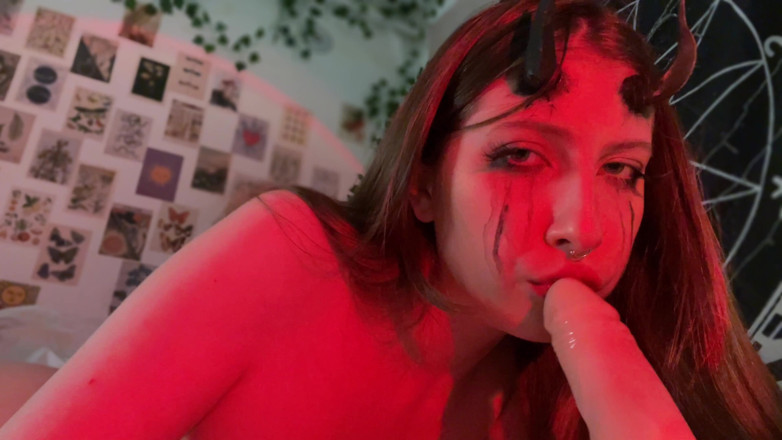 YourSofia: Cachonda Succubus quiere tu polla - Yoursofia
