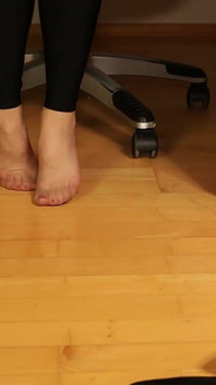 รองเท้าส้นสูงสีดำกับถุงน่องบาง - เย้ายวนเท้าและเล่นรองเท้า