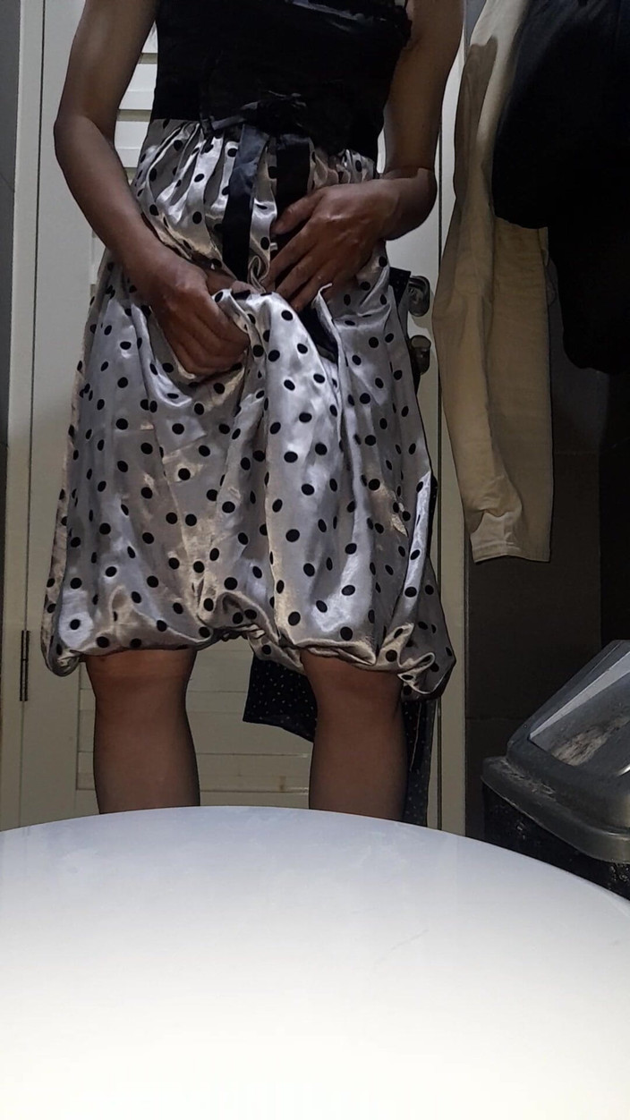 Naomisinka: Travesti boşalması ipeksi astarlı saten ipek polkadot elbise giyiyor