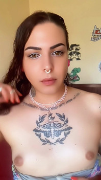 Gadis trans panas Emma Ink dalam sesi sengit dengan mainannya