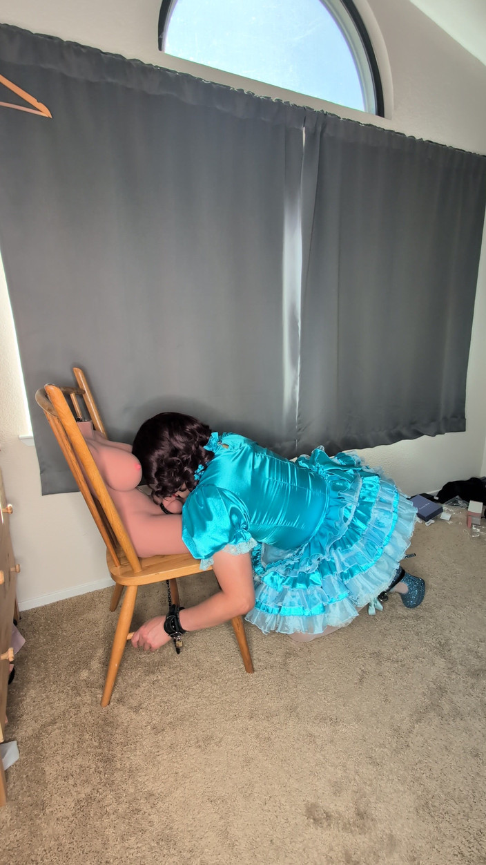 Sissy Candy: Sissy meid krijgt haar kraag op slot aan de pik...