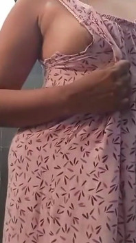 Desi anne nuda nella doccia