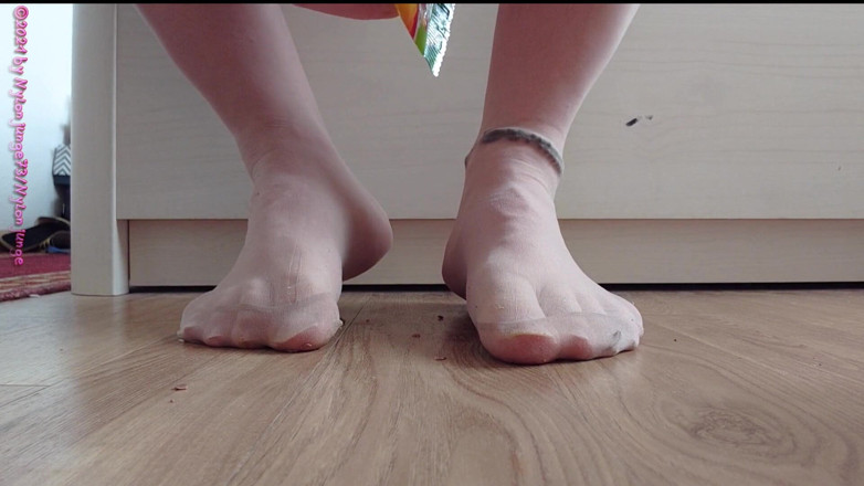 Carmen_Nylonjunge: Pés de nylon se divertem com chiclete de frutas ** esmagando **